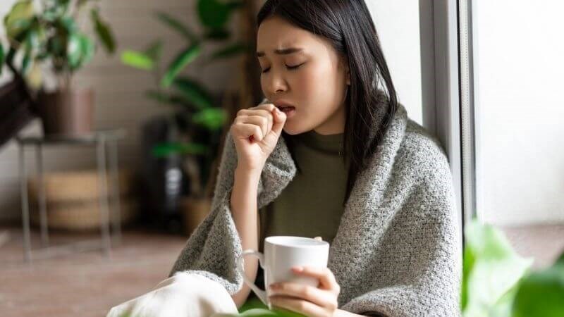 Tinh dầu chanh có tác dụng ức chế các chất trung gian gây viêm, giúp làm dịu chứng viêm và giảm ho