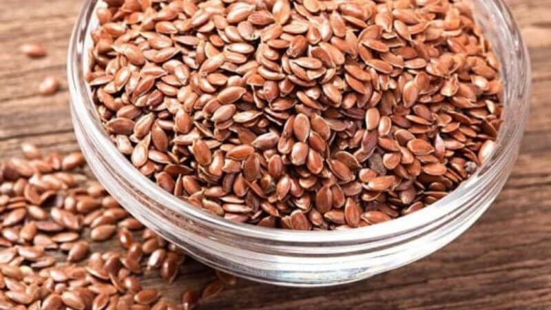 Ăn hạt lanh sống giàu chất xơ và protein, đồng thời còn hỗ trợ quá trình giảm cân và táo bón