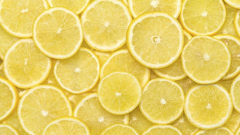 Nước chanh có lượng calo thấp hơn nhiều so với nước trái cây và soda