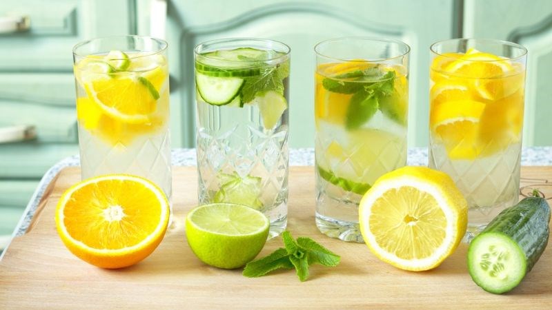 Bạn có thể thêm vài lát trái cây hay lá thảo mộc vào nước chanh để uống