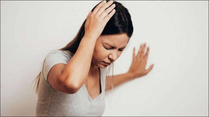 Hạ natri máu có thể gặp triệu chứng đau đầu, chóng mặt, buồn nôn,...