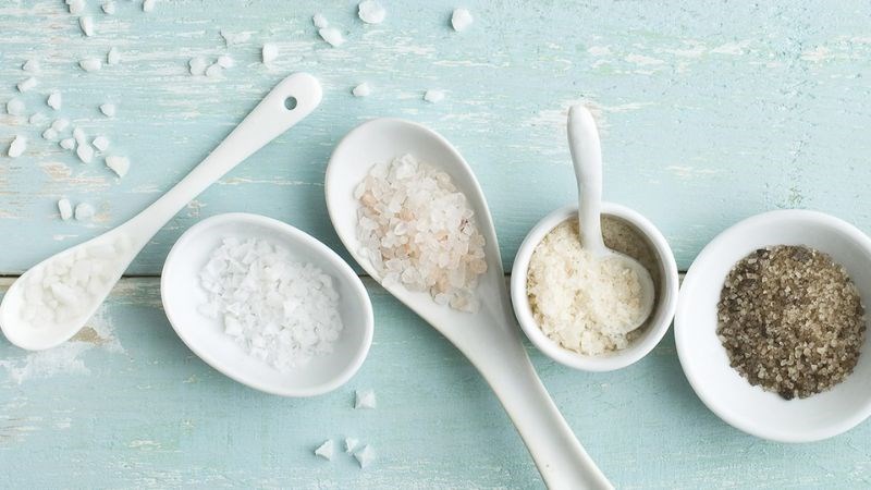 Bạn nên nấu ăn tại nhà để có thể kiểm soát lượng natri tiêu thụ hàng ngày