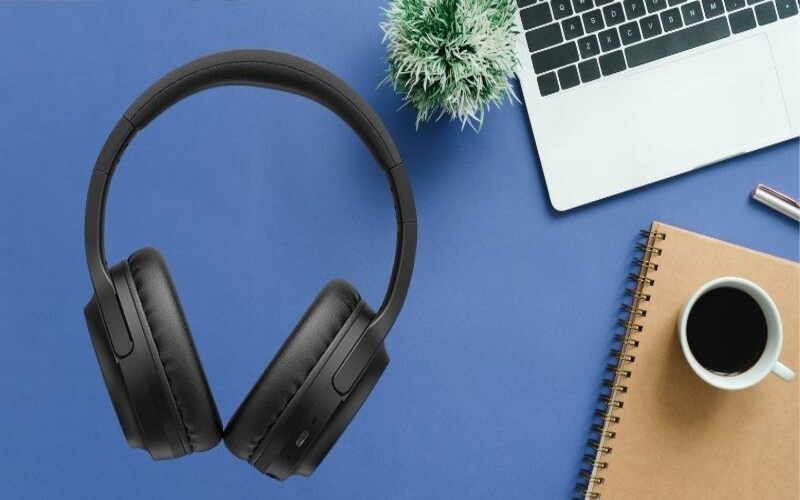 Tai nghe sang trọng k&egrave;m sắc đen huyền b&iacute;