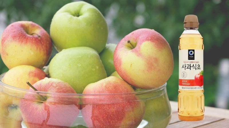 Giấm t&aacute;o Daesang được l&ecirc;n men từ t&aacute;o tươi v&agrave; c&oacute; hương vị chua nhẹ