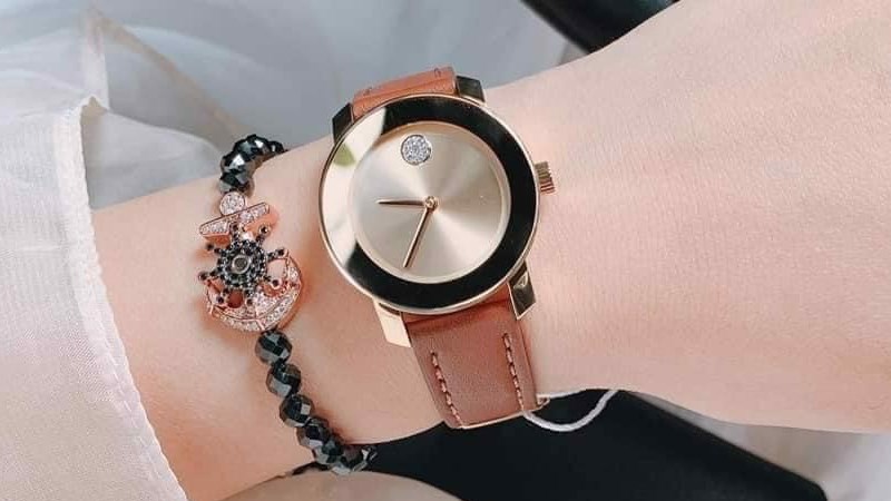 Thiết kế đồng hồ Movado cuốn h&uacute;t, c&oacute; chấm lớn độc đ&aacute;o ở vị tr&iacute; 12h