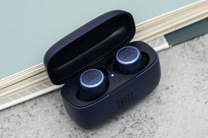 Tai nghe JBL Live 300 có thêm chế độ Ambient Aware cho phép bạn nghe thấy âm thanh môi trường bên ngoài Tai nghe JBL Live 300 có thêm chế độ Ambient Aware cho phép bạn nghe thấy âm thanh môi trường bên ngoài