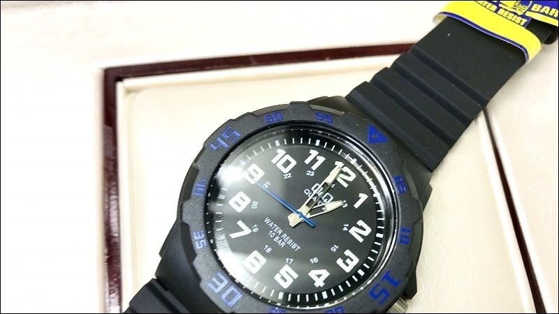 Xem x&eacute;t c&aacute;c chi tiết tr&ecirc;n phần mặt đồng hồ để đảm bảo sản phẩm ch&iacute;nh h&atilde;ng