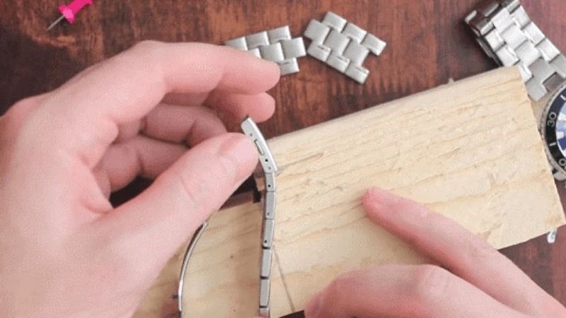  Lưu &yacute; thử d&acirc;y đồng hồ vừa vặn nhất với cổ tay