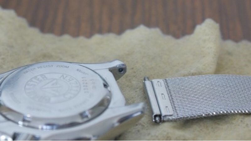 C&aacute;ch thay d&acirc;y đồng hồ kim loại