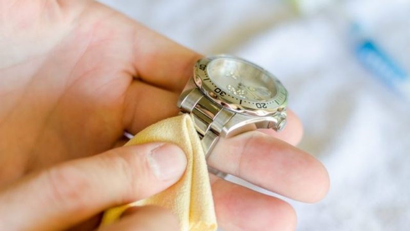 Sử dụng khăn mềm để lau đồng hồ