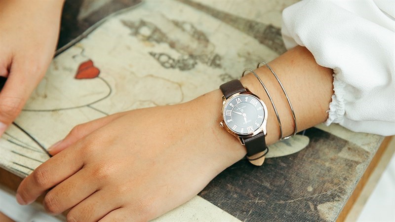 D&acirc;y da đồng hồ sẫm m&agrave;u sẽ t&ocirc;n n&eacute;t thanh lịch