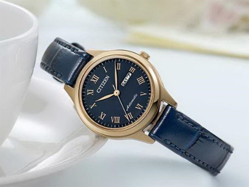 Đồng hồ kiểu dáng mặt tròn kết hợp cùng dây da thanh lịch