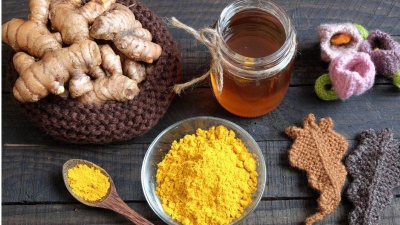 Nghệ tươi và mật ong có tính kháng khuẩn, làm lành sẹo nhanh