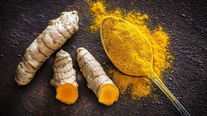 Curcumin trong nghệ tươi hình thành một lớp màng bảo vệ niêm mạc dạ dày