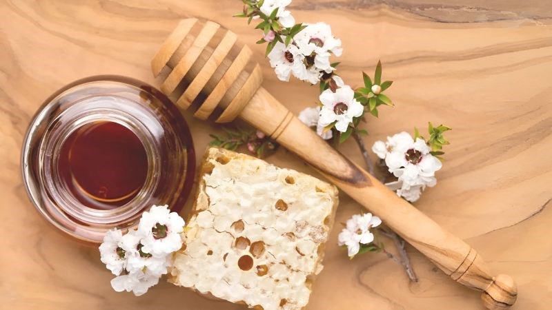 Mật ong Manuka được sản xuất từ những con ong thụ phấn cho hoa của cây Manuka Mật ong Manuka được sản xuất từ những con ong thụ phấn cho hoa của cây Manuka