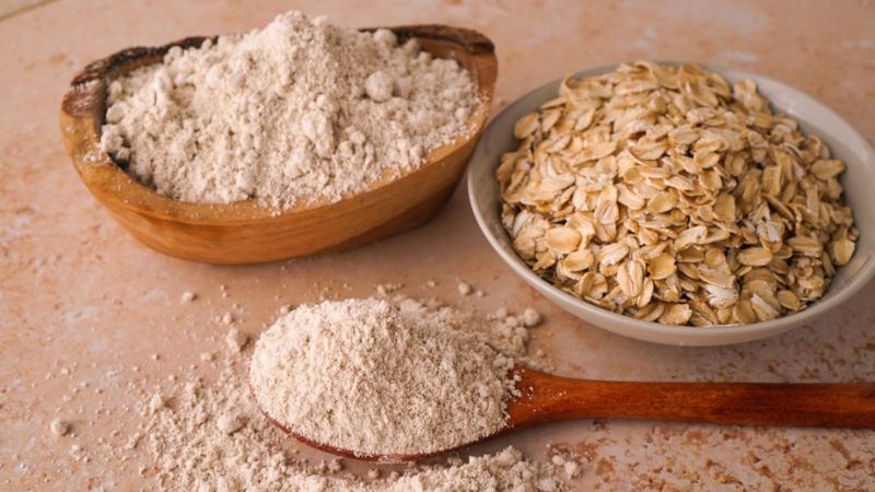 Tham khảo ý kiến của bác sĩ da liễu trước khi sử dụng bột yến mạch để chăm sóc da