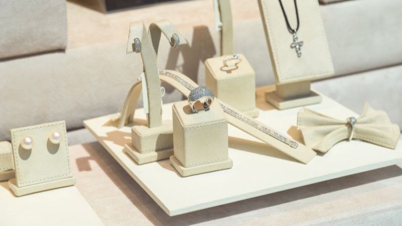 Trang sức l&agrave; m&oacute;n qu&agrave; Valentine bất kỳ c&ocirc; g&aacute;i n&agrave;o cũng y&ecirc;u th&iacute;ch