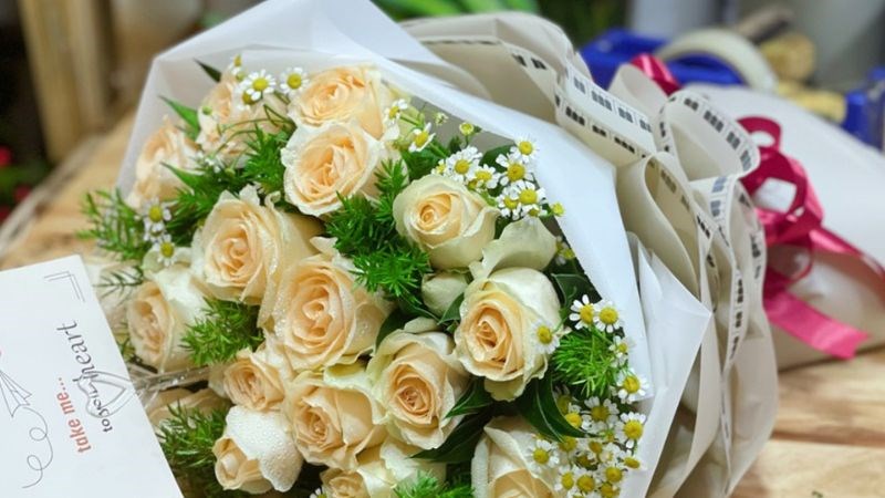 Hoa tươi k&egrave;m lời ch&uacute;c m&oacute;n qu&agrave; hợp l&yacute; ng&agrave;y 14/2