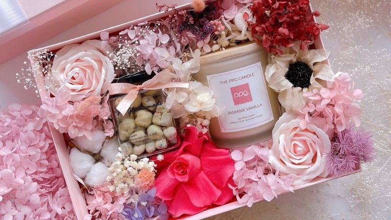 Hộp socola k&egrave;m hoa một m&oacute;n qu&agrave; thể hiện sự ngọt ng&agrave;o v&agrave; ấm &aacute;p trong t&igrave;nh y&ecirc;u.