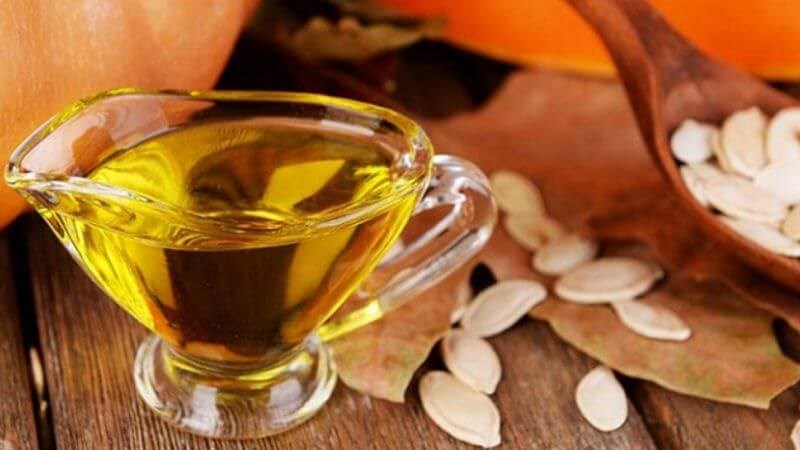 Bạn có thể uống dầu hạt bí ngô trực tiếp, mỗi ngày dùng 3 lần (mỗi lần 1 thìa cà phê)