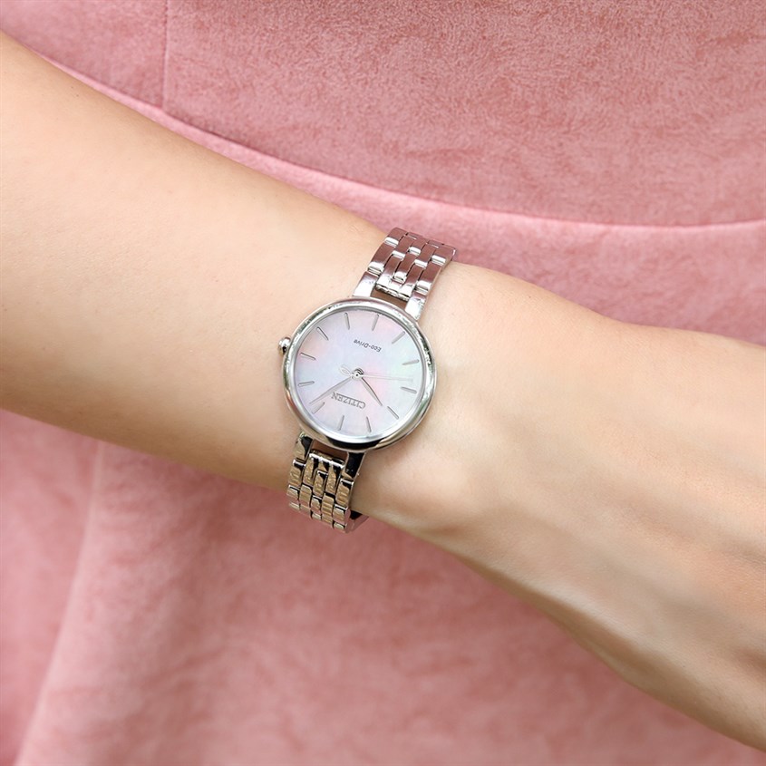 Đồng hồ CITIZEN L 28 mm Nữ EM0990-81Y có thiết kế nhẹ nhàng Đồng hồ CITIZEN L 28 mm Nữ EM0990-81Y có thiết kế nhẹ nhàng
