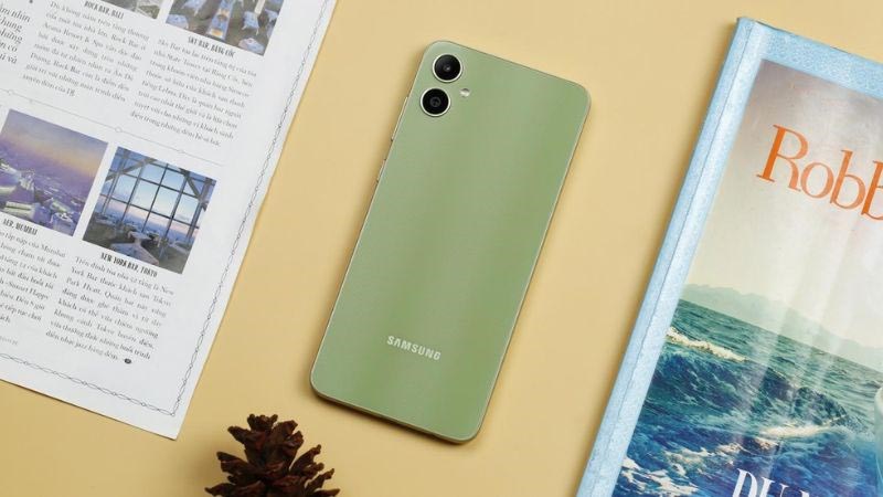 Sử dụng cả ng&agrave;y d&agrave;i với điện thoại Samsung Galaxy A05 4GB