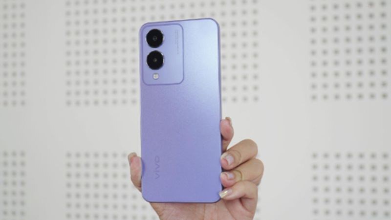 Điện thoại vivo Y17s với mặt lưng kim loại cứng c&aacute;p