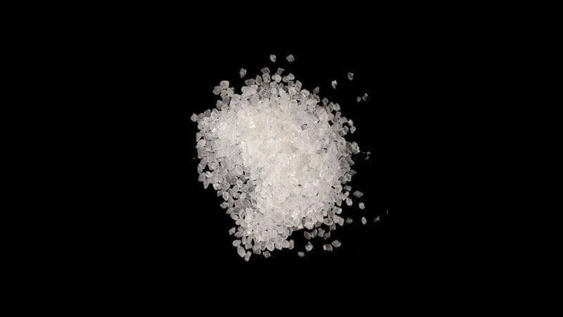 Ở điều kiện thường, saccharin ở dạng rắn kết tinh, màu trắng