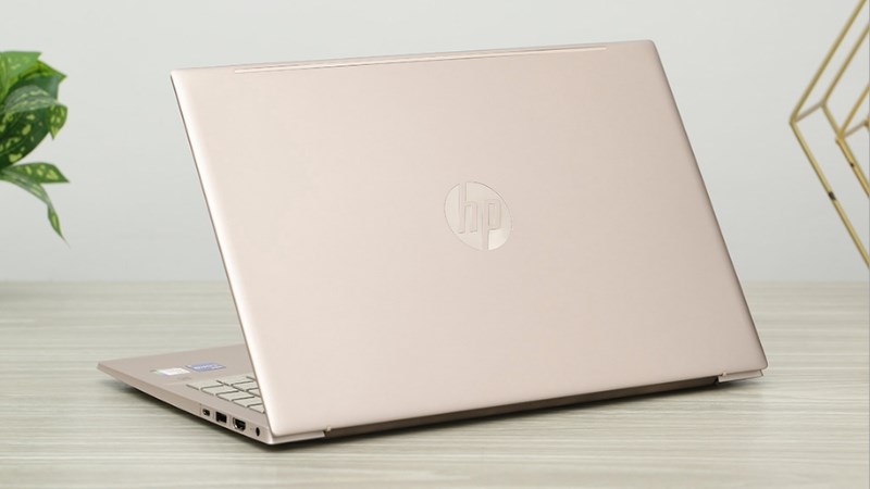 Laptop sở hữu kiểu dáng thiết kế thời thượng với tông màu vàng bắt mắt Laptop sở hữu kiểu dáng thiết kế thời thượng với tông màu vàng bắt mắt