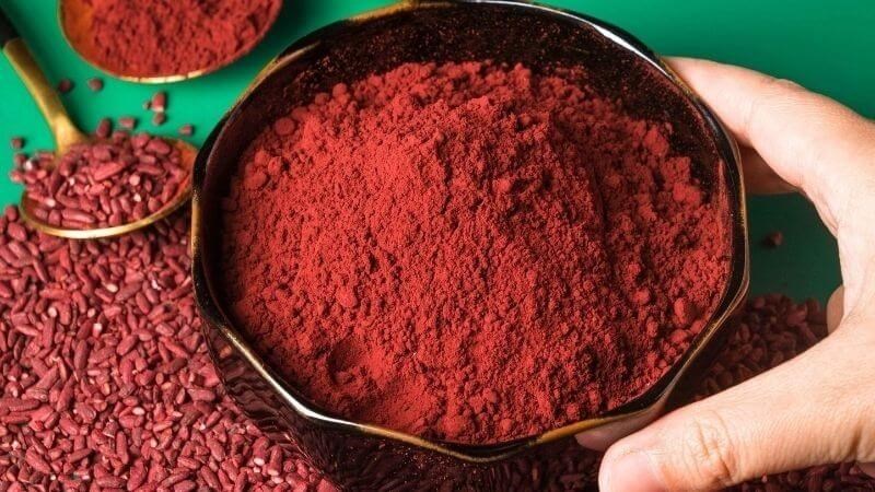 Men gạo đỏ được sản xuất bằng cách lên men gạo với nấm mốc