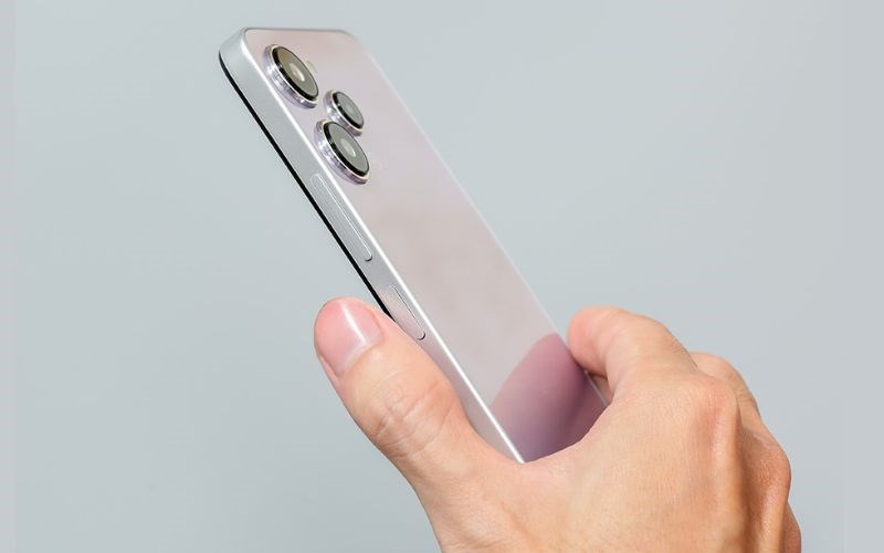 Xiaomi Redmi 12 mang lại sự nhẹ nhàng và thoải mái khi cầm nắm
