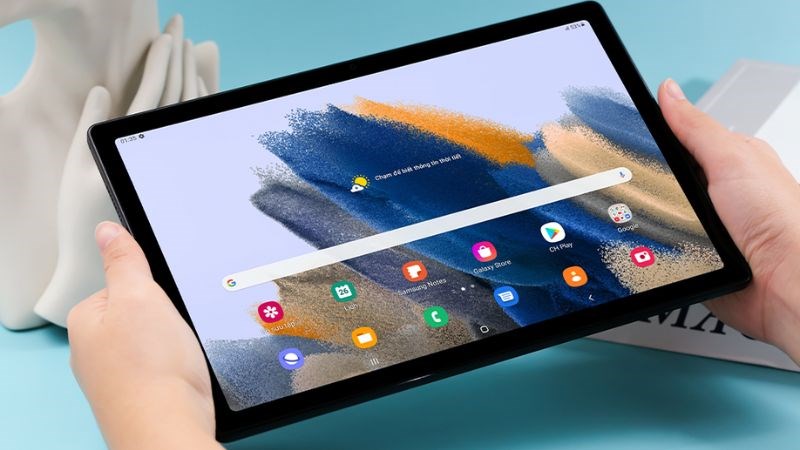 M&aacute;y t&iacute;nh bảng Samsung Galaxy Tab A8 (2022) nghe nh&igrave;n m&atilde;n nh&atilde;n với m&agrave;n h&igrave;nh lớn v&agrave; &acirc;m thanh ch&acirc;n thật
