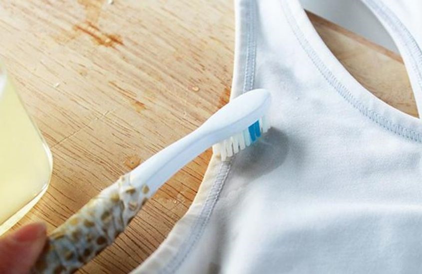 Kem đánh răng giúp loại bỏ các vết ố, vệt màu khó chịu trên áo quần