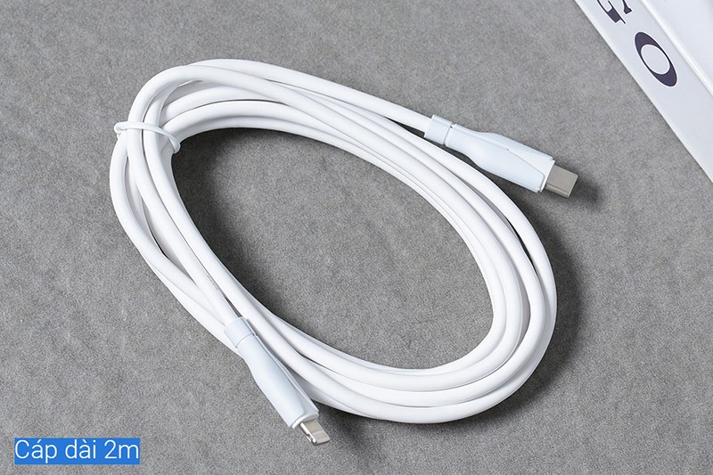 C&aacute;p sạc được thiết kế với m&agrave;u trắng tinh tế, d&acirc;y d&agrave;i tiện lợi