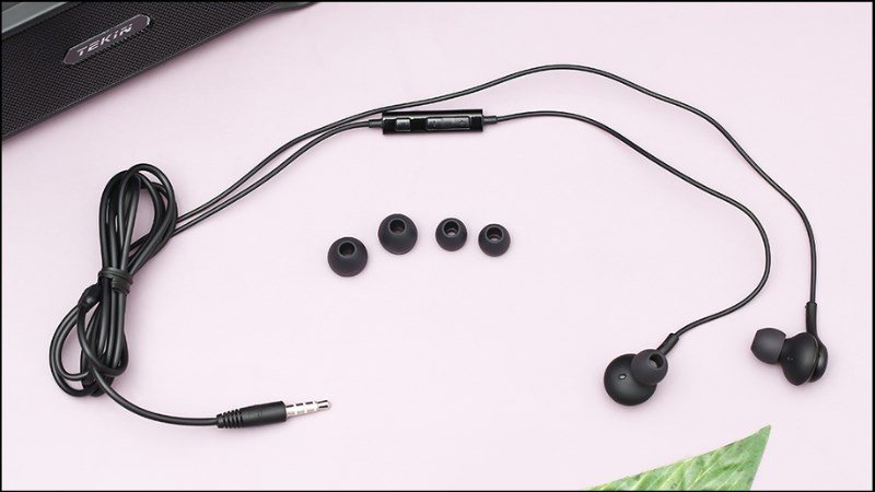 Tai nghe EP Samsung IA500 được trang bị 3 k&iacute;ch cỡ đệm cao su