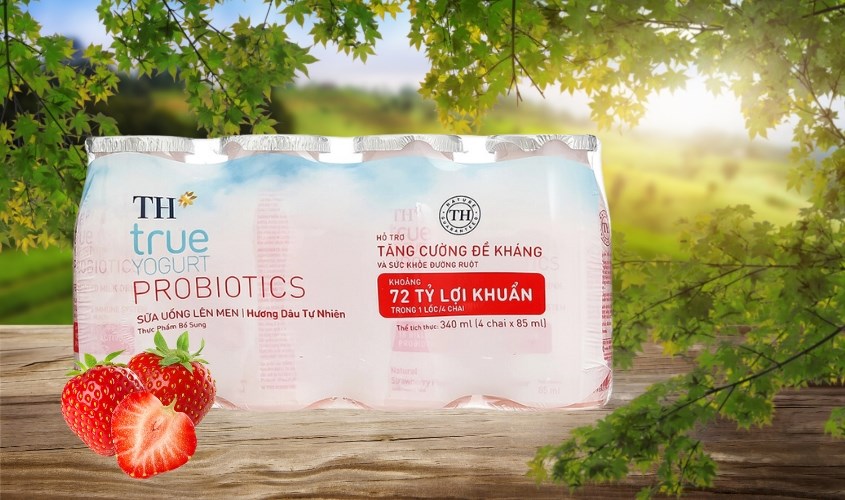 Lốc 4 chai sữa chua lên men TH true YOGURT Probiotics vị dâu 85 ml (từ 1 tuổi)