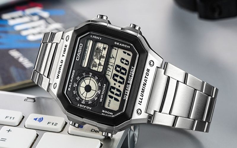 Viền mặt đồng hồ Casio AE-1200WHD-1AVDF kết hợp 2 tông màu đen và trắng