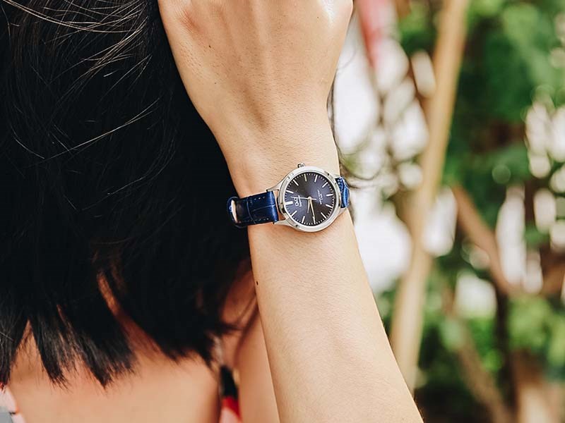 Mẫu đồng hồ c&oacute; n&eacute;t sang trọng v&agrave; hiện đại, d&agrave;nh ri&ecirc;ng cho c&aacute;c c&ocirc; n&agrave;ng tinh tế, thanh lịch