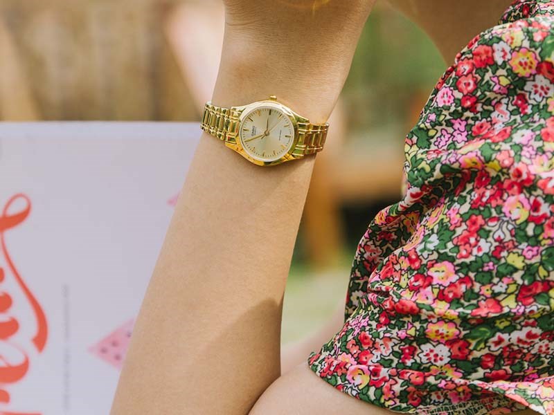 Khung viền th&eacute;p kh&ocirc;ng gỉ chắc chắn v&agrave; d&acirc;y đeo hợp kim c&oacute; độ bền cao