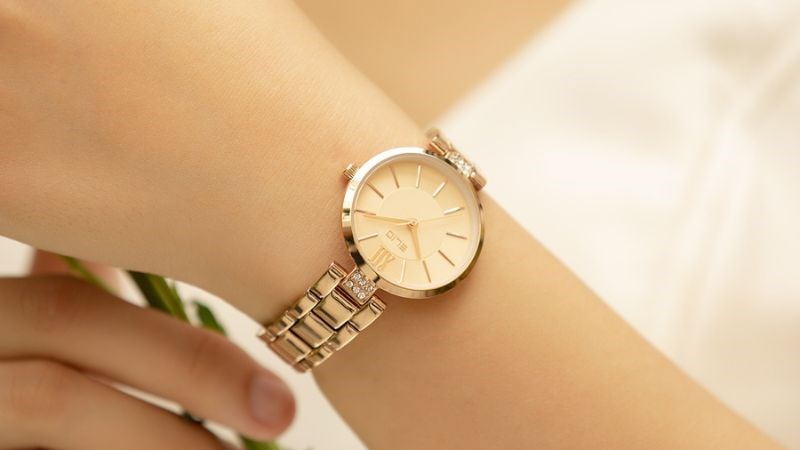 Khung viền v&agrave; d&acirc;y đeo được l&agrave;m từ hợp kim bền đẹp