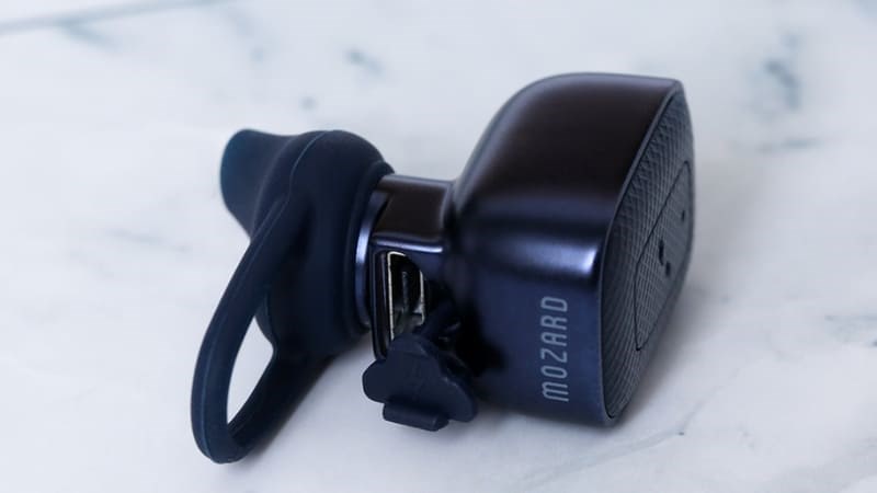 Tai nghe Bluetooth Mozard Q6C Xanh Navy được chế t&aacute;c tinh tế, bề mặt c&oacute; n&uacute;t điều khiển được l&agrave;m nh&aacute;m