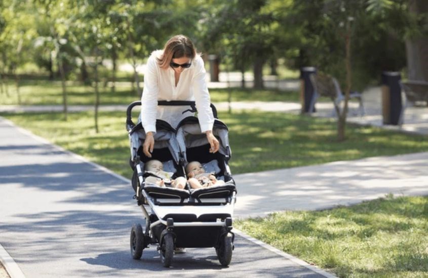 Xe đẩy đôi được lắp đặt 2 ghế, bạn có thể cho cả 2 bé ngồi hoặc nằm trong đó