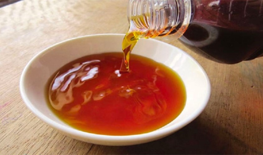 Nước mắm truyền thống có màu nâu đỏ cánh gián hoặc màu hổ phách