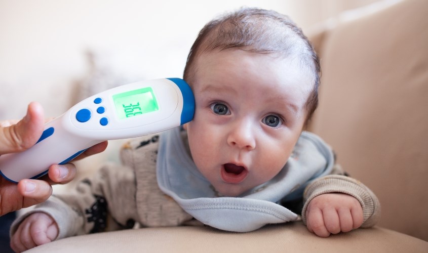 Mẹ nên chú ý khoảng cách khi sử dụng nhiệt kế cho bé