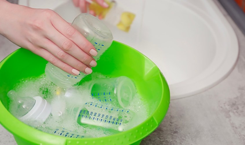 Cho các bộ phận bình sữa vào hỗn hợp nước rửa