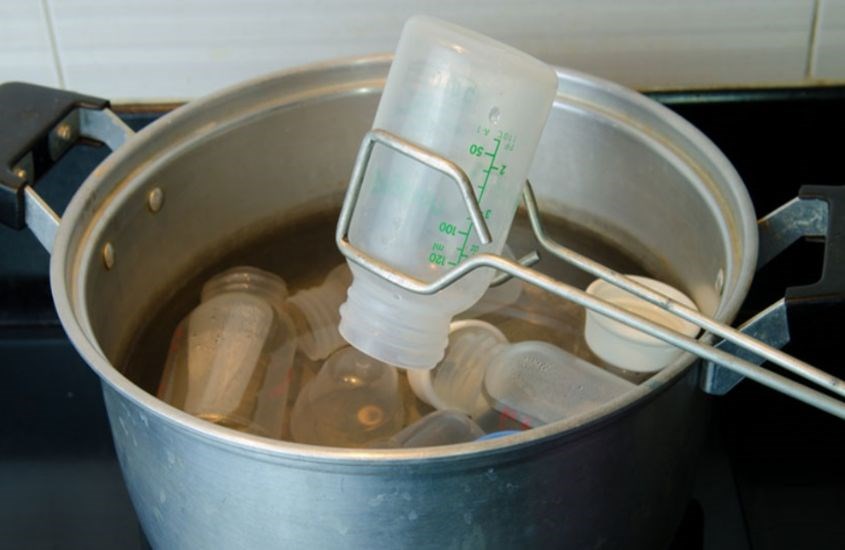 Tiệt trùng bình sữa bằng nước sôi