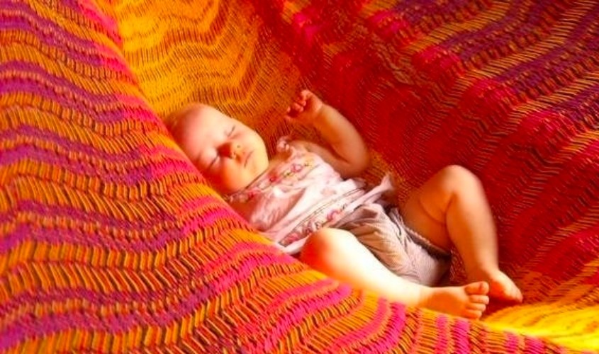 Đẩy nhẹ võng lấy đà và điều chỉnh tốc độ đưa phù hợp