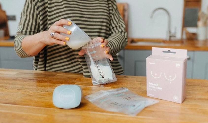 Đổ sữa vào, ép nhẹ cho không khí thừa thoát ra ngoài