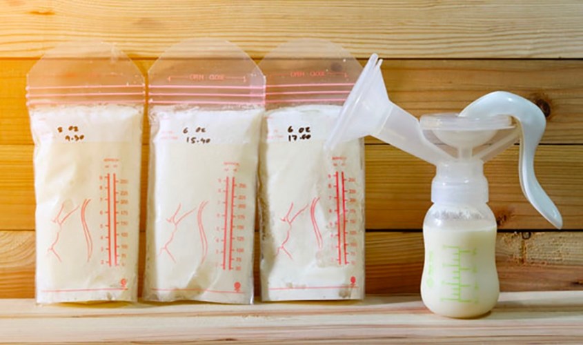 Ghi ngày trữ sữa trên túi và bảo quản 