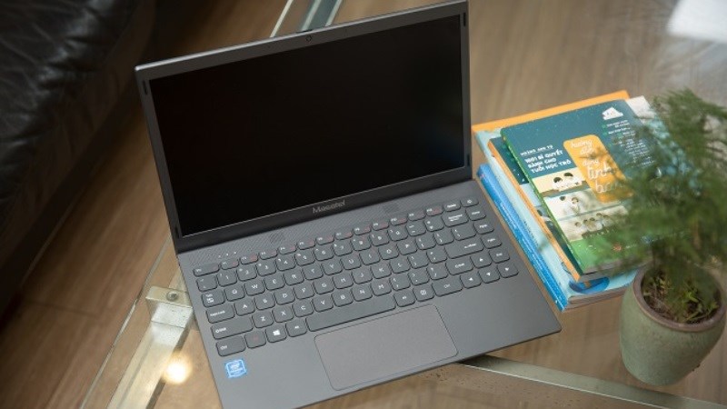 Laptop Masstel E140 N4120 c&oacute; thiết kế m&agrave;u x&aacute;m tinh tế
